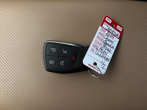 Used 2025 Chevrolet Equinox ACTIV AWD/4WD image 26