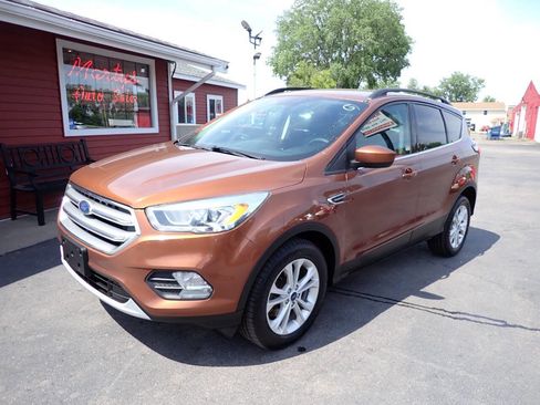 Used 2017 Ford Escape SE w/ Equipment Group 201A AWD/4WD image 3