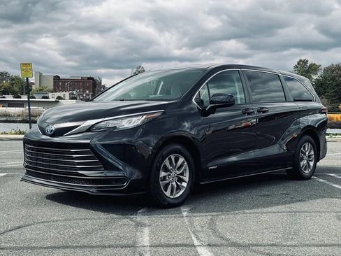 Used 2021 Toyota Sienna LE image 3