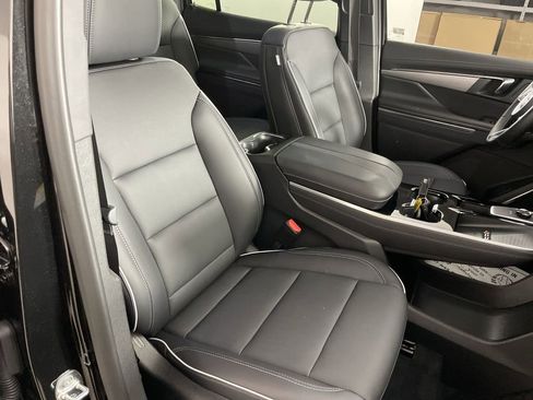 Used 2025 Buick Enclave Preferred image 27