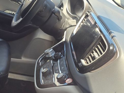 Used 2023 Chrysler Pacifica Touring-L FWD image 7