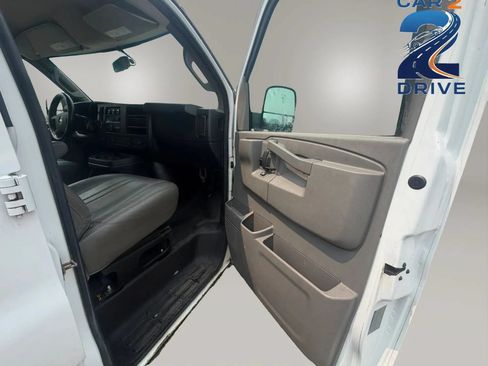 Used 2017 Chevrolet Express 2500 RWD image 12