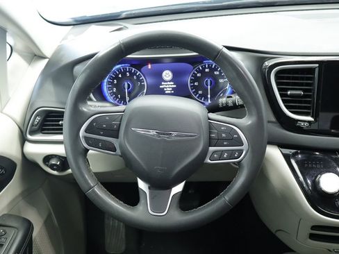 Certified 2023 Chrysler Pacifica Touring-L FWD image 24