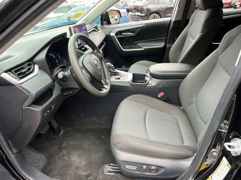 Used 2025 Toyota RAV4 XLE image 9