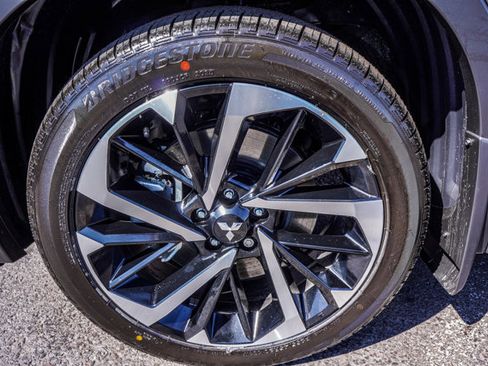 New 2025 Mitsubishi Outlander SE image 8