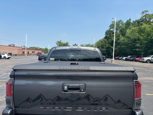 Used 2020 Toyota Tacoma TRD Off-Road w/ Technology Package AWD/4WD image 6