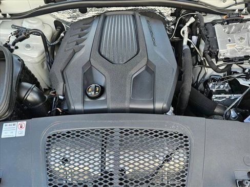Used 2024 Porsche Macan AWD/4WD image 23