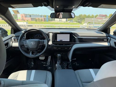 Used 2025 Toyota Camry SE AWD/4WD image 3