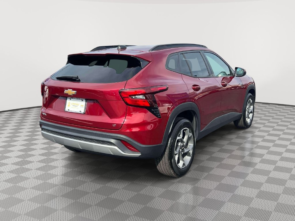 Used 2024 Chevrolet Trax LT w/ Sunroof Package FWD image 5