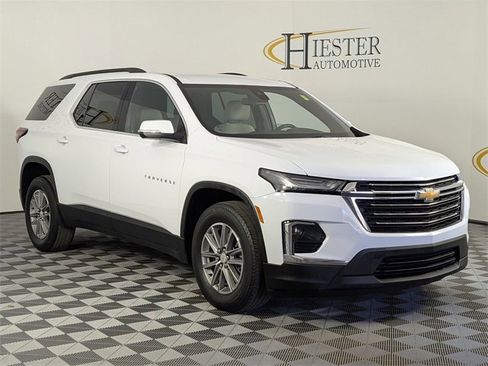 Used 2022 Chevrolet Traverse LT image 2