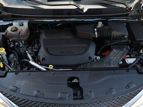Used 2019 Chrysler Pacifica Touring-L FWD image 17