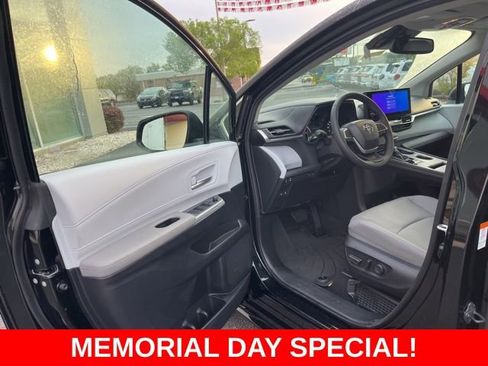 Used 2025 Toyota Sienna XLE FWD image 4