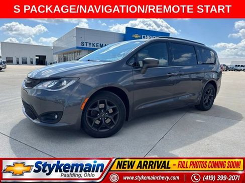 Used 2018 Chrysler Pacifica Touring Plus w/ S Appearance Package FWD image 1