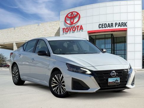 Used 2024 Nissan Altima 2.5 SV FWD image 1