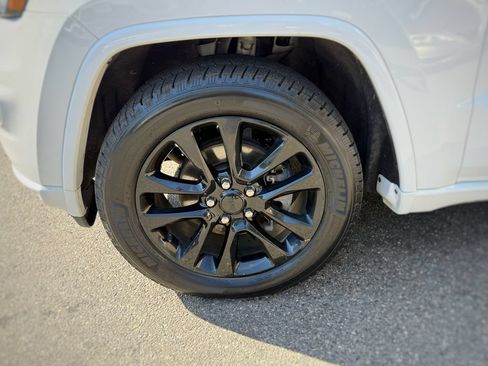 Used 2018 Jeep Grand Cherokee Altitude AWD/4WD image 18