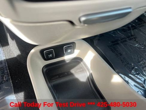 Used 2017 Chrysler Pacifica Limited w/ Tire & Wheel Group FWD image 31
