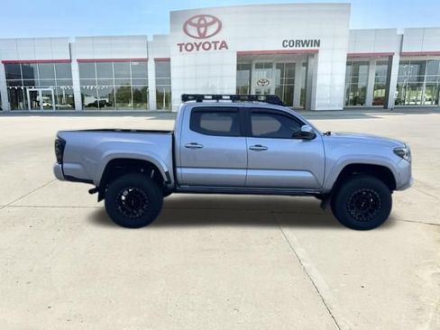 Used 2019 Toyota Tacoma TRD Sport AWD/4WD image 2