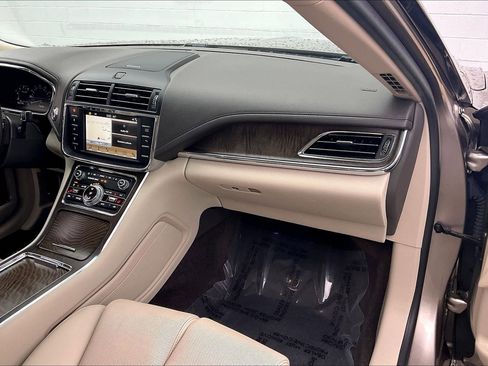 Used 2018 Lincoln Continental Select image 21