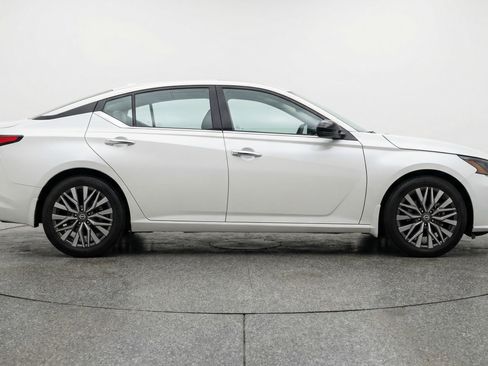 Used 2025 Nissan Altima 2.5 SV FWD image 11
