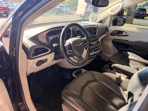 Used 2019 Chrysler Pacifica Touring-L image 32