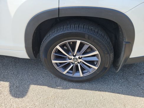 Used 2018 Toyota Highlander XLE AWD/4WD image 36