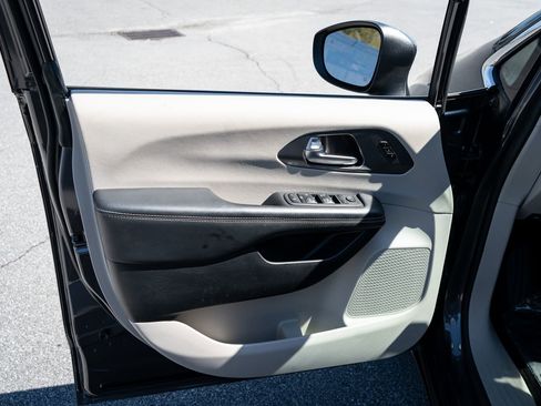 Used 2023 Chrysler Pacifica Touring-L FWD image 16