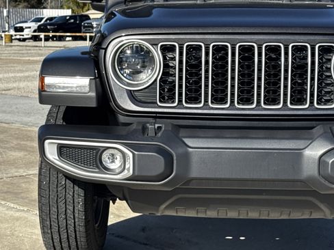 Used 2025 Jeep Wrangler Sahara image 6