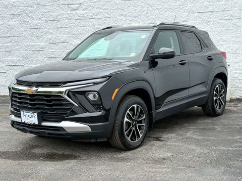 Used 2025 Chevrolet TrailBlazer LT w/ Driver Confidence Package AWD/4WD image 3
