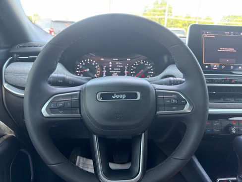 Used 2025 Jeep Compass Latitude AWD/4WD image 24