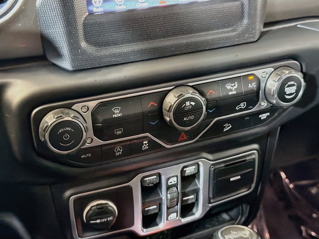 Used 2018 Jeep Wrangler Unlimited Sahara AWD/4WD image 16
