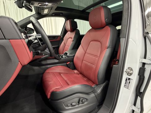 Certified 2025 Porsche Cayenne GTS image 5