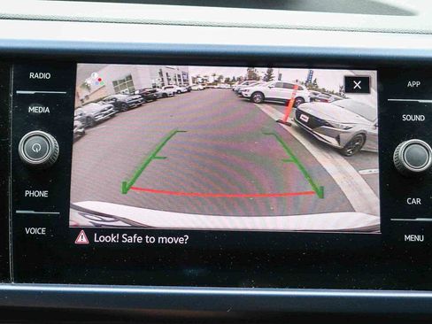 Used 2022 Volkswagen Taos SE w/ Panoramic Sunroof Package FWD image 24