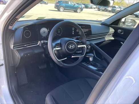Used 2025 Hyundai Elantra SEL FWD image 8
