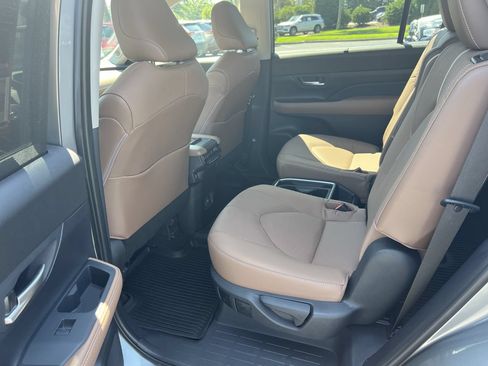 Used 2025 Toyota Grand Highlander AWD image 32