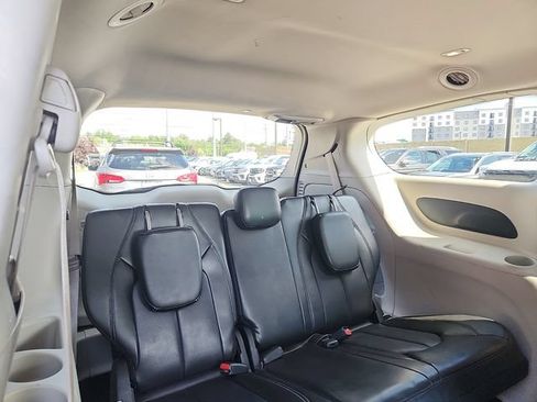 Used 2023 Chrysler Pacifica Touring-L FWD image 32