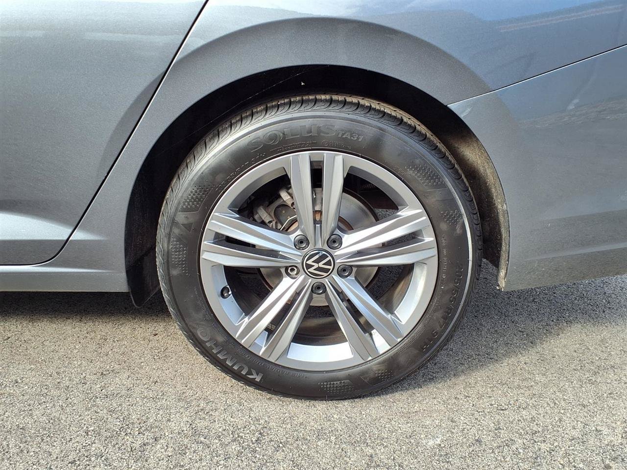 Used 2024 Volkswagen Jetta SE FWD image 5