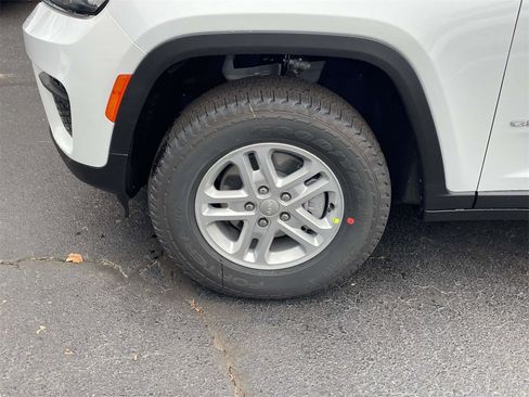 New 2025 Jeep Grand Cherokee Laredo w/ Luxury Tech Group I image 11