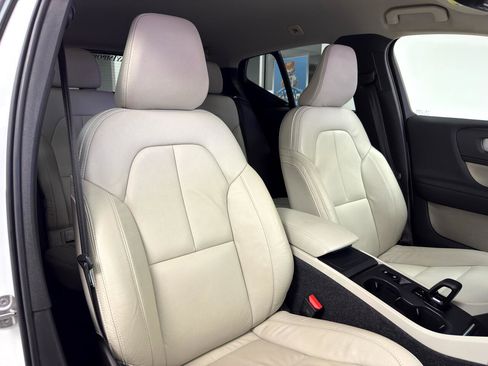 Used 2022 Volvo XC40 T5 Momentum image 12