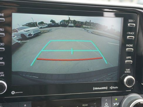 Used 2022 Toyota Highlander XLE FWD image 17
