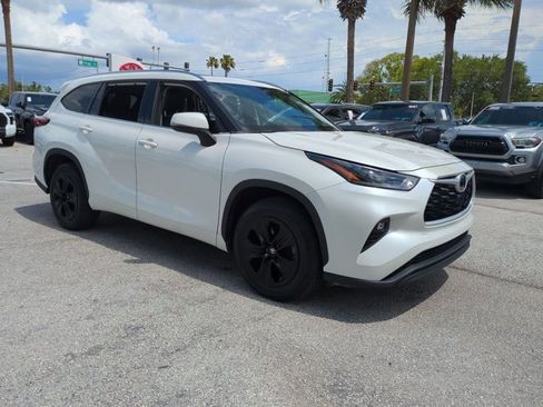 Used 2021 Toyota Highlander XLE FWD image 3