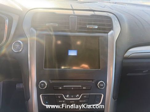 Used 2017 Ford Fusion SE w/ Fusion SE Technology Package image 5