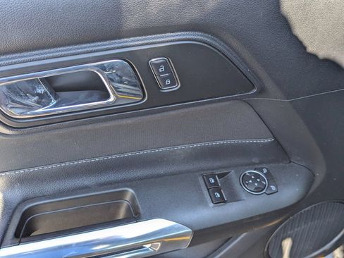 Used 2017 Ford Mustang Coupe RWD image 25
