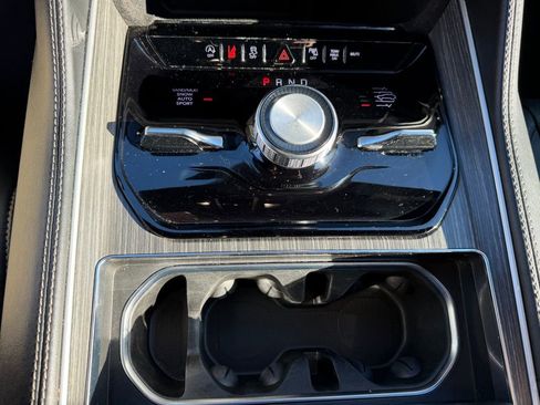 Certified 2024 Jeep Wagoneer Series III image 28