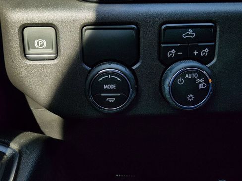 Used 2025 Chevrolet Silverado 1500 LT RWD image 23