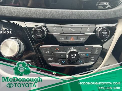 Used 2020 Chrysler Pacifica Touring-L FWD image 12
