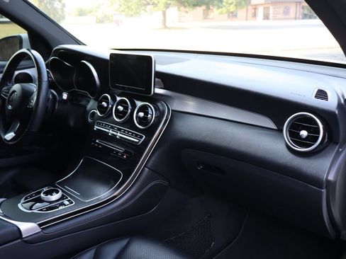 Used 2019 Mercedes-Benz GLC 300 4MATIC w/ Premium Package image 17