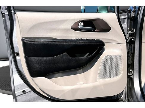 Certified 2019 Chrysler Pacifica Touring Plus FWD image 32