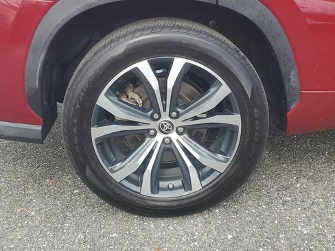 Used 2021 Toyota Highlander XLE image 5