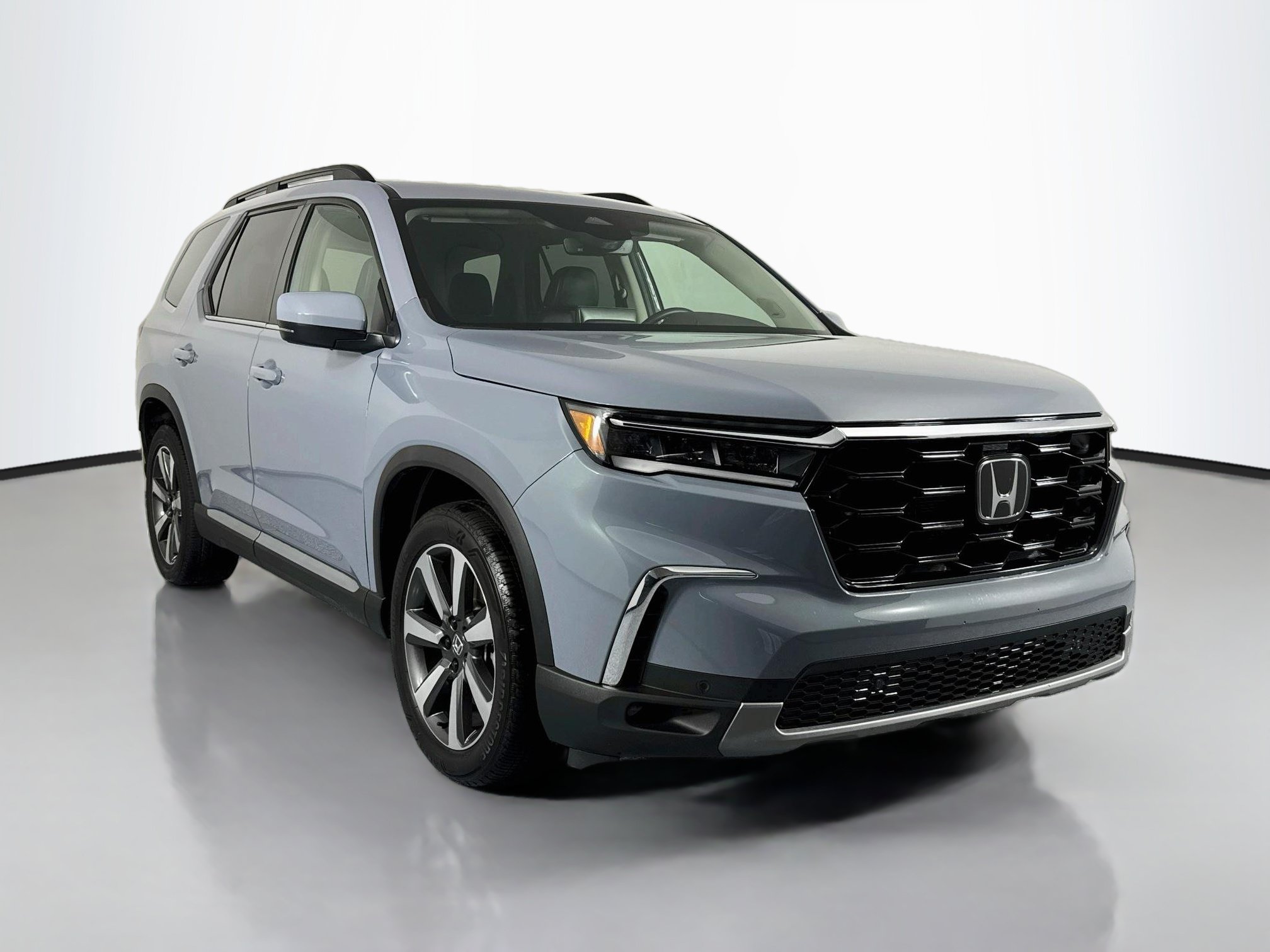 Certified 2025 Honda Pilot Touring image 3