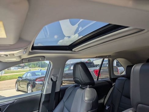 Used 2022 Toyota RAV4 XLE Premium image 9